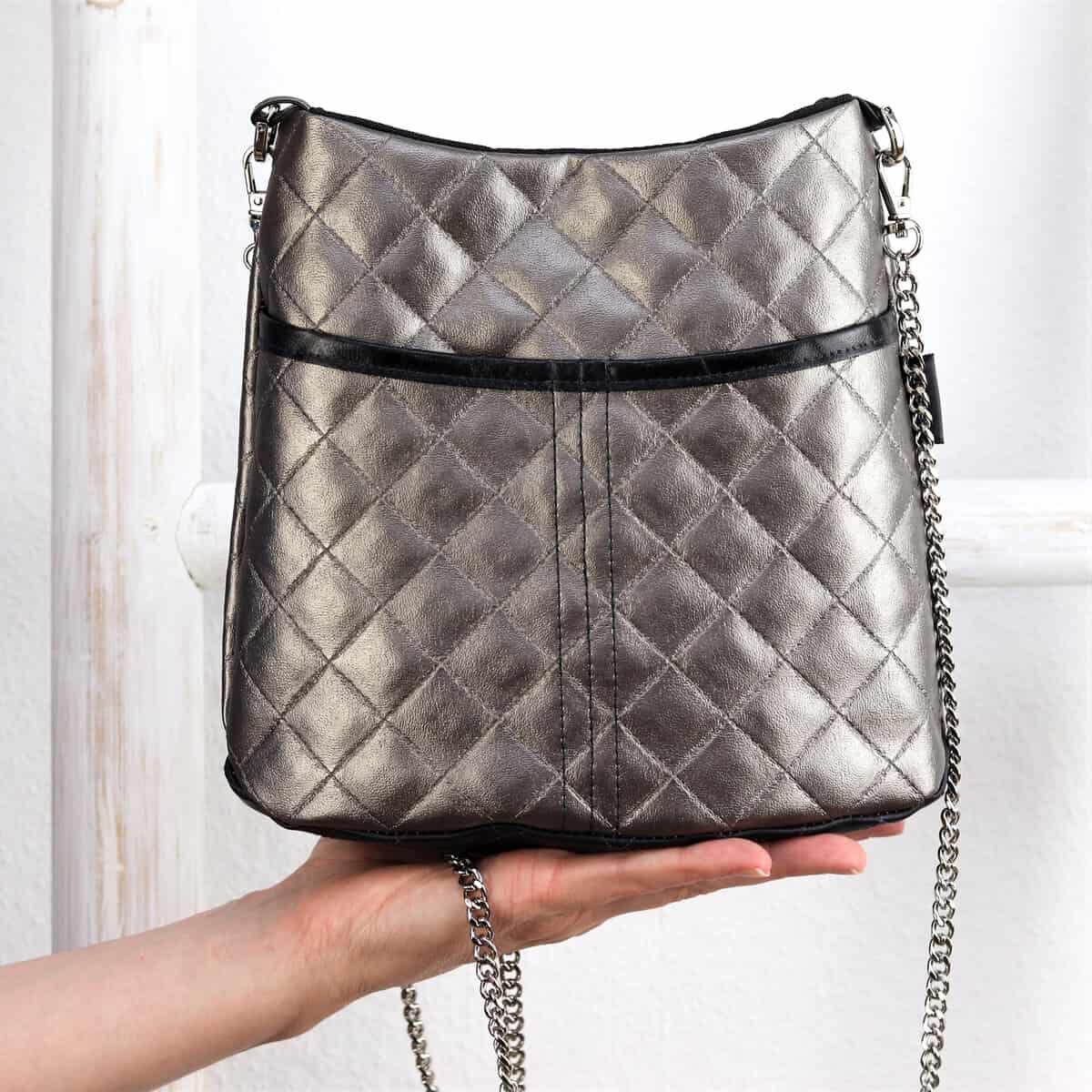 Modische Umhängetasche aus silbernem, quilted Material mit Kette.