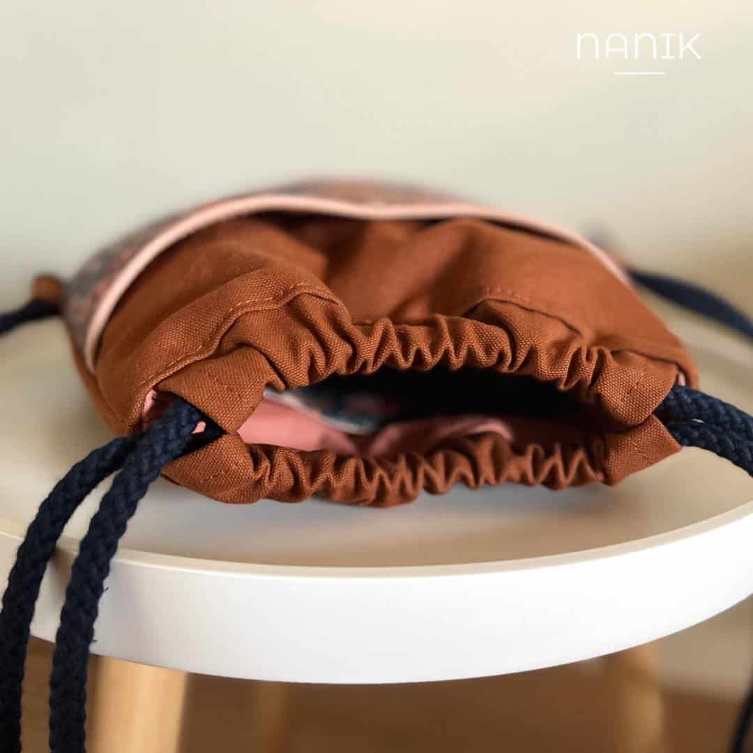 Braune Stofftasche mit Kordelzug, handgefertigt, tragbar, ideal für Kosmetika.