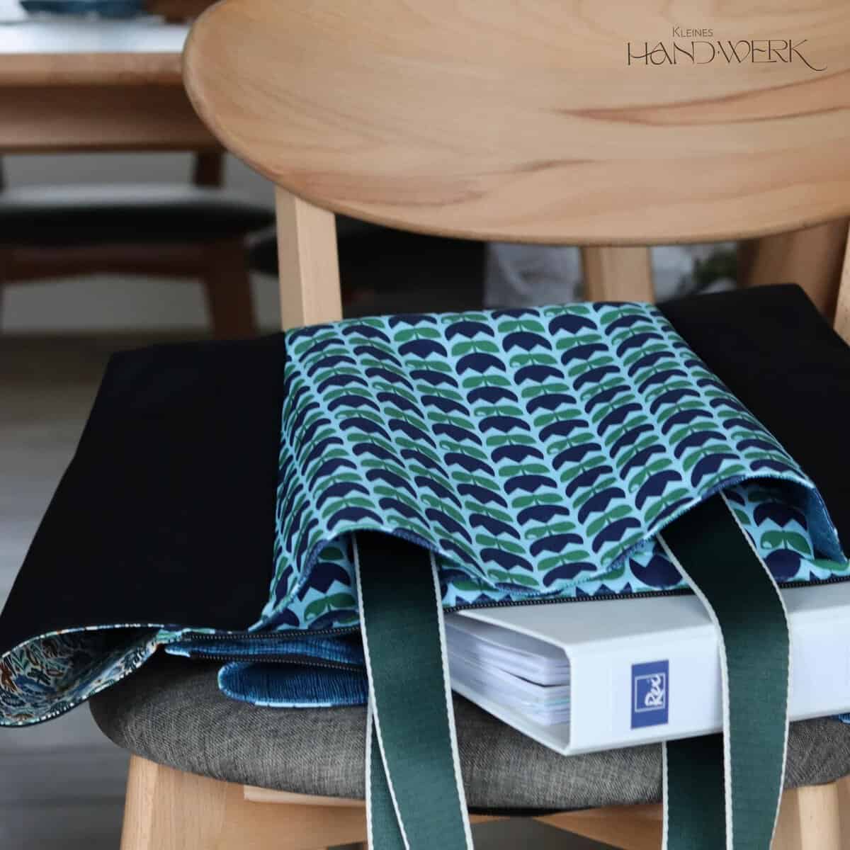 Kleine Stofftasche mit Griffen, perfekt für Handwerksbedarf oder kleine Einkäufe.