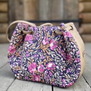 Floral-print fabric bag with leather details, handmade, ideal for everyday use and leisure.