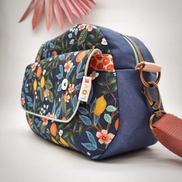 Reise- und Alltagstasche mit buntem Blumenmuster, praktische Fronttasche und robustem Tragegurt.