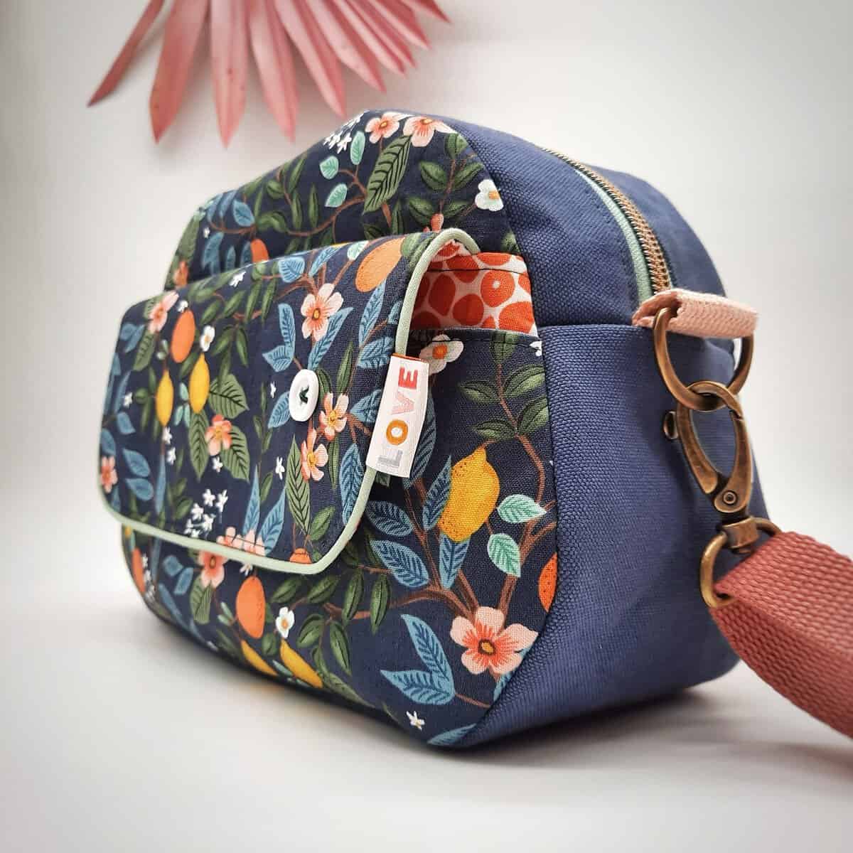 Reise- und Alltagstasche mit buntem Blumenmuster, praktische Fronttasche und robustem Tragegurt.
