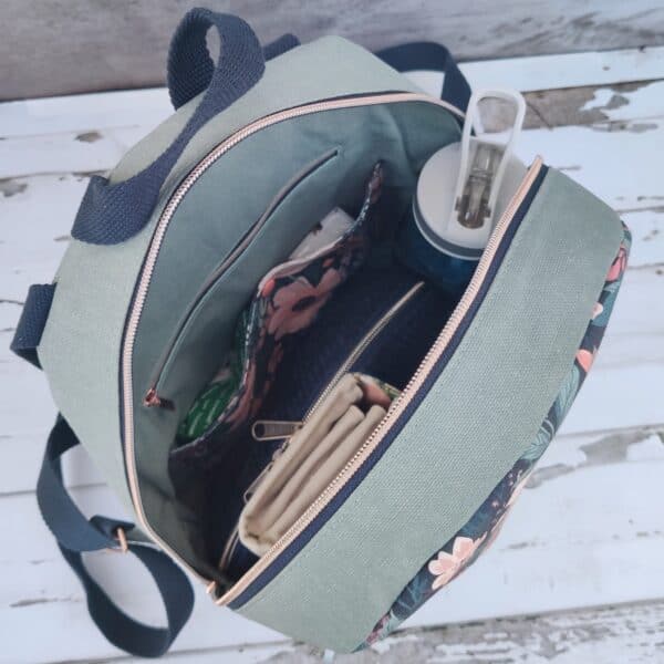 Reisetasche mit Innenfächern und Wasserflasche, ideal für unterwegs.
