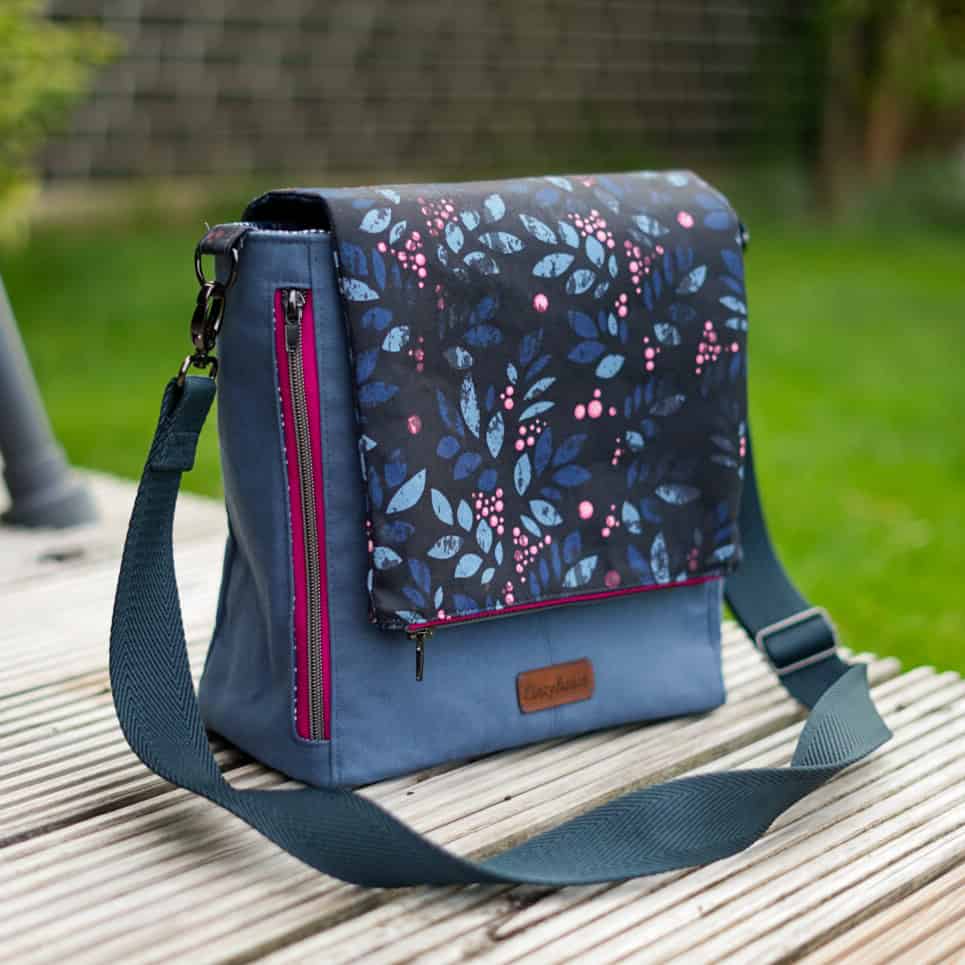 Women's shoulder bag with a floral design, ideal for everyday use and travel.