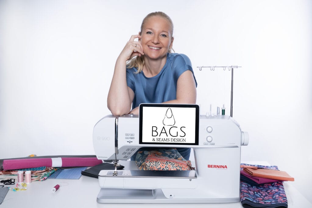 Frau beim Nähen mit einer Bernina Nähmaschine und Stoffen.
