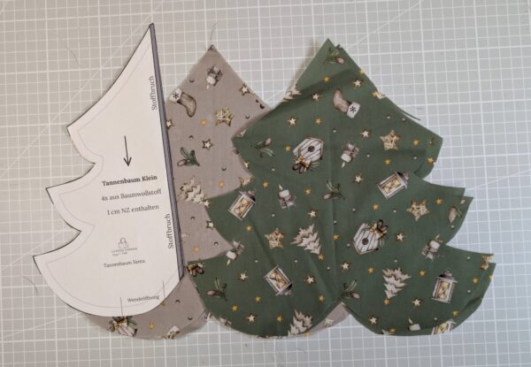 Stoffe für einen DIY Tannenbaum, mit Schnittmuster auf Papier.