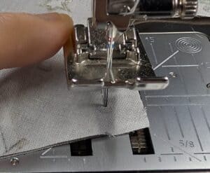 Nähen eines Tannenbaums mit Nähmaschine und Stoff.