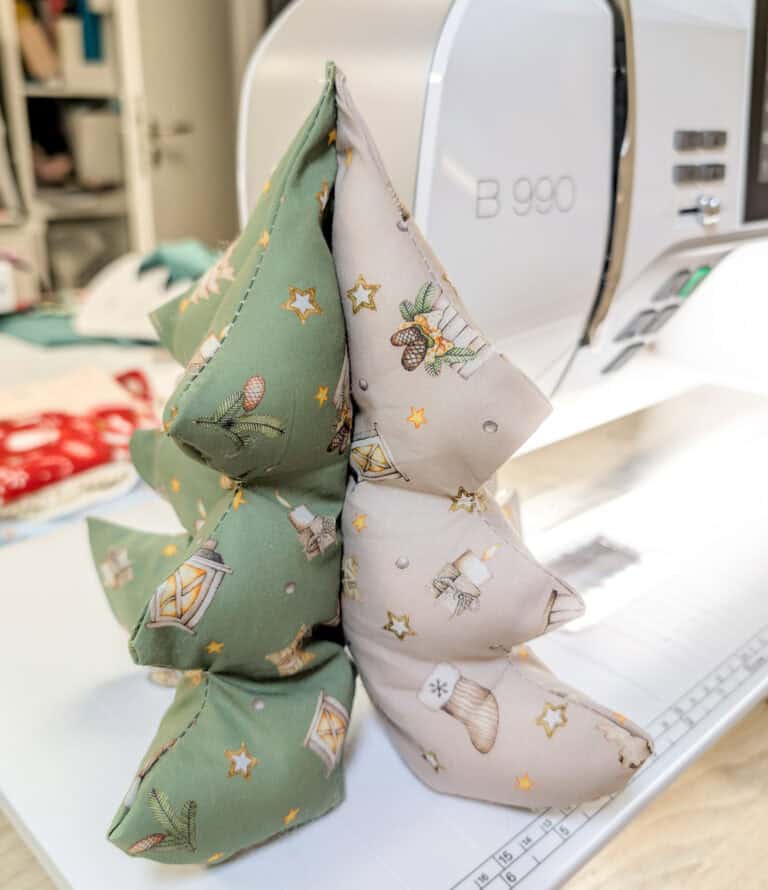 Selbstgenähter Tannenbaum aus Stoff mit Weihnachtsmotiven.