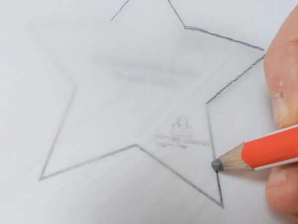 Zeichnung eines Sterns für eine Nähanleitung, Hand mit Bleistift.