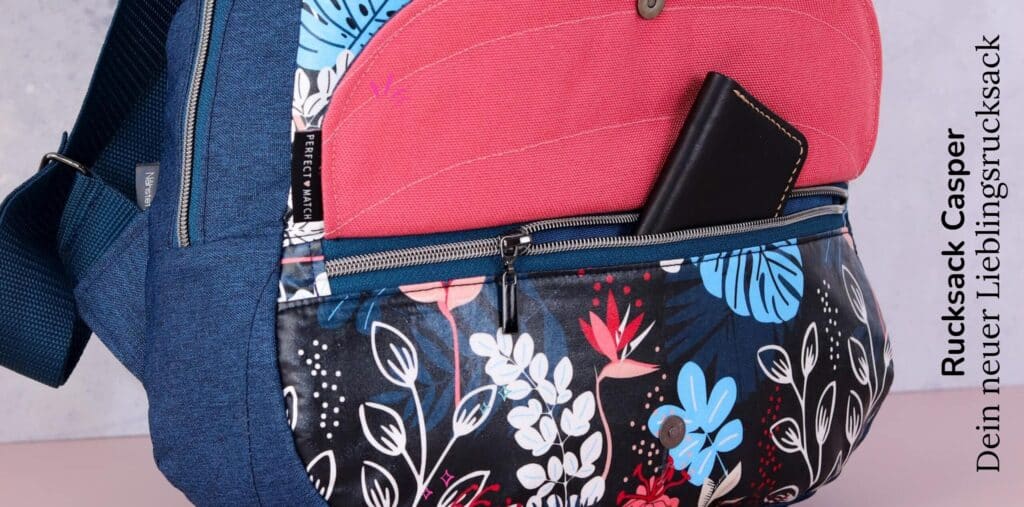 Rucksack Casper mit floralem Design und praktischer Fronttasche.