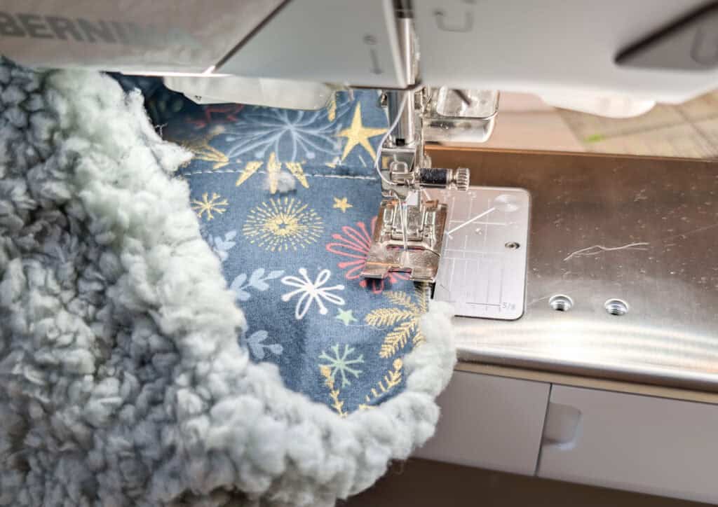 Nähen einer Stoffdecke mit einer Nähmaschine.