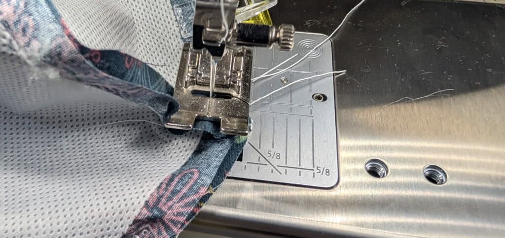 Nähen mit Nähmaschine an Stoff, Detailaufnahme.