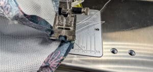 Nähen mit Nähmaschine an Stoff, Detailaufnahme.