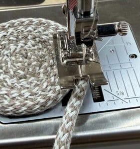 Nähen eines Seilkorbs mit Nähmaschine und Garn.