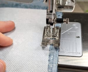 Industrienähmaschine näht Stoff mit Präzision und Geschwindigkeit.