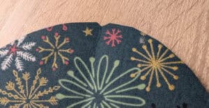 Weihnachtliche Stoffserviette mit Schneeflocken-Design.