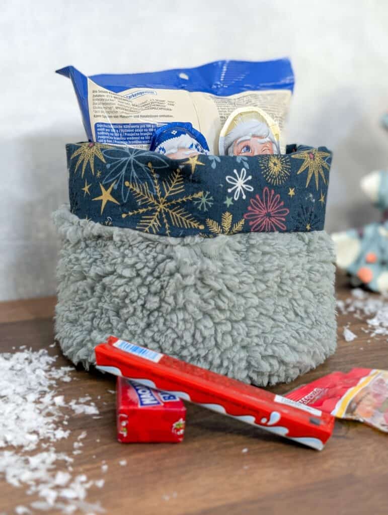 Selbstgemachter Utensilo aus kuscheligem Fleece mit Weihnachtsstoff-Design.