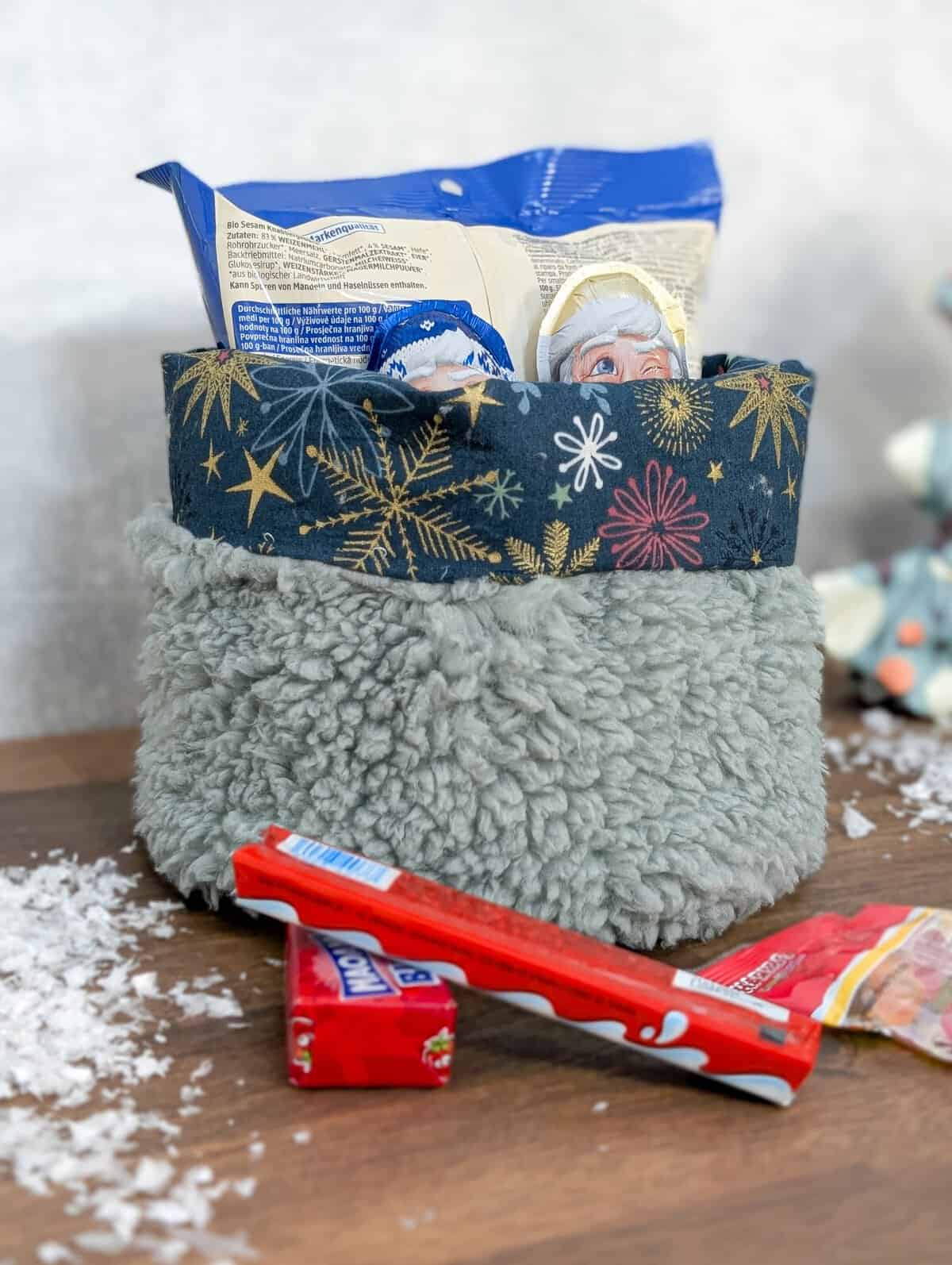 Selbstgemachter Utensilo aus kuscheligem Fleece mit Weihnachtsstoff-Design.