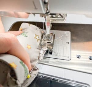 Nähen eines Stoff-Tannenbaums mit Nähmaschine, Detailaufnahme.