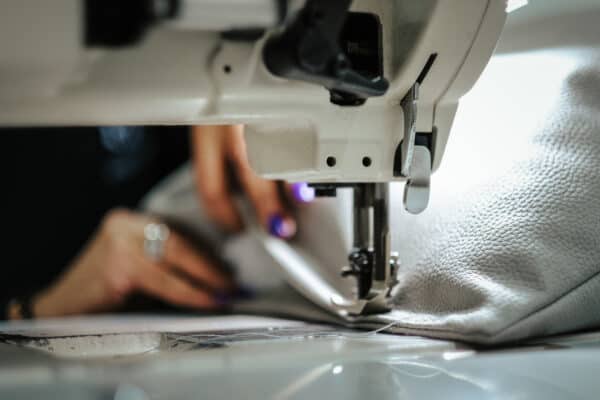 Nähen mit einer Nähmaschine, Stoff wird präzise verarbeitet.
