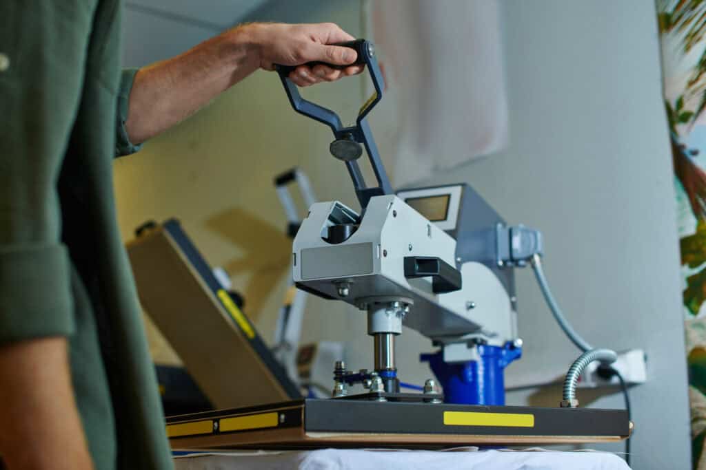 Person bedient Plotter für Anfänger mit Fokus auf Grundlagen und Materialien.
