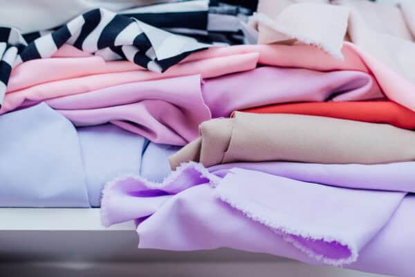 Bunte Stoffe zum Nähen, verschiedene Farben und Texturen.