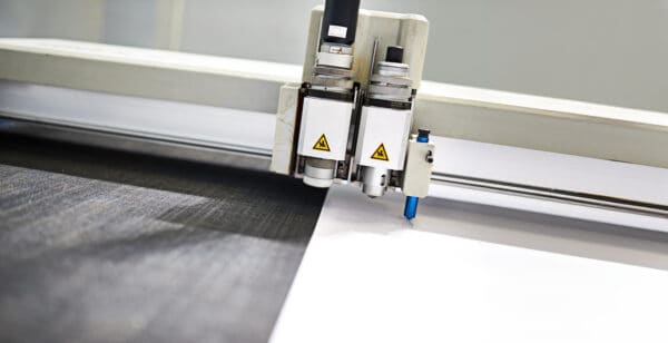 Automatisierte Plottermaschine beim Schneiden von Stoff für Anfänger.