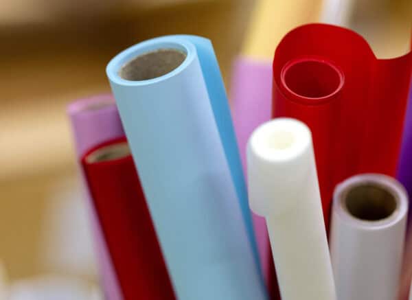 Bunte Plotterfolien in verschiedenen Farben für Bastelarbeiten.