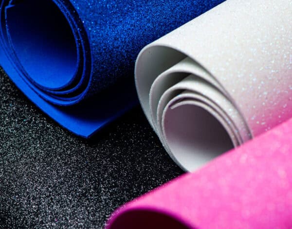 Bunte Glitterpapiere in Blau, Weiß und Pink zum Basteln.