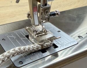 Nähmaschine näht Seil für Körbchen aus Seil.