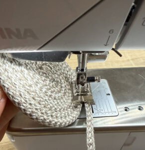 Nähen eines Seilkorbs mit einer Nähmaschine, Nahaufnahme.