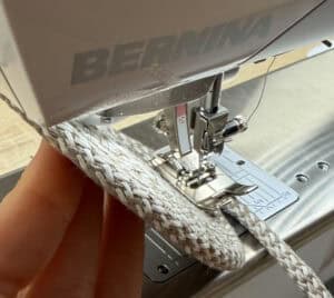 Nähen eines Seilkorbs mit einer Nähmaschine für Rope Sewing.