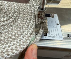 Nähen eines Seilkorbs mit Nähmaschine, Nahaufnahme der Arbeit.