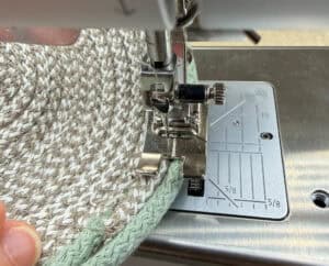 Nähen eines Seilkorbs mit Nähmaschine und robustem Seil.