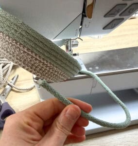Hand näht Seilkorb mit Nähmaschine für DIY-Projekt.