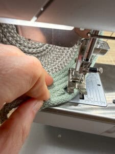 Nähen eines Seilkorbs mit Nähmaschine, Hand näht Seilkorb.