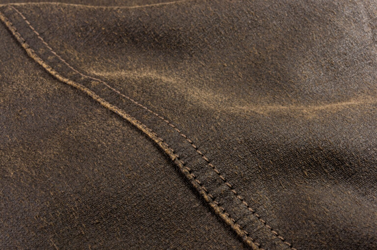 Nahaufnahme von robustem Oilskin Stoff mit Naht für Taschen.